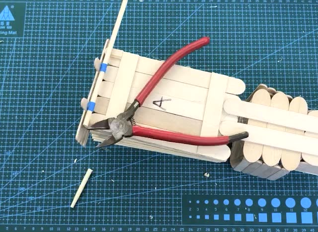 小海狸手工铺冰棒棍卡车制作