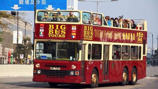 香港一大巴车司机山路狂秀车技引乘客尖叫不已下车后警方立刻将其逮捕