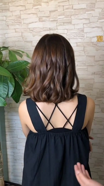 一款很有气质的齐肩烫发型,显得发质也特别好