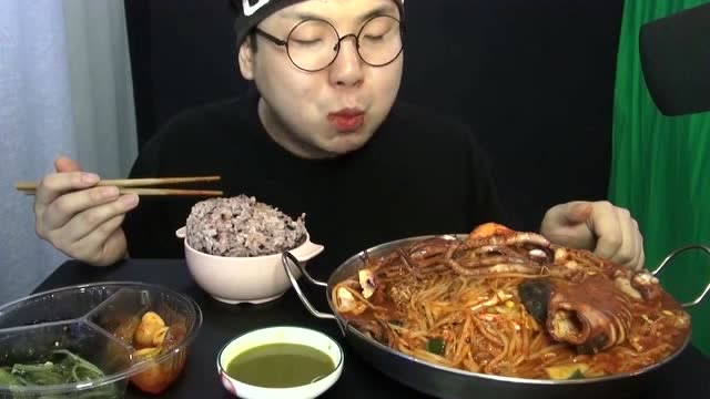 韩国眼镜小哥吃香辣鱿鱼,配上一碗紫米饭还不够塞牙缝,不愧是吃货