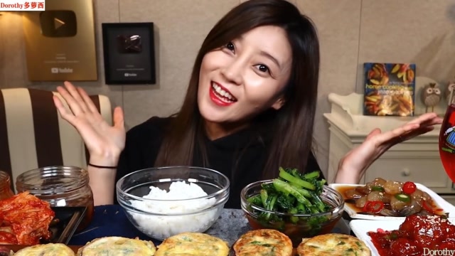 韩国吃播dorothy多萝西吃鱿鱼血肠,配上酱料,满耳朵都是咀嚼声!