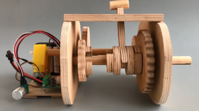 老外用胶合板自制三档变速箱,汽车是如何变速的,看一眼就能秒懂