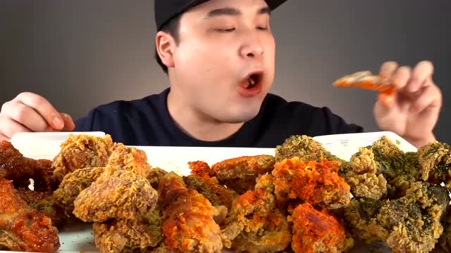 弟弟吃炸鸡腿 满满的一大堆 怎么吃下去的 这身肉没白长