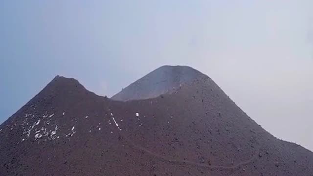 死火山复活的大场面看外表还以为是片沙漠登顶看里面太吓人了
