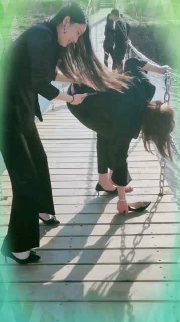 美女的高跟鞋被卡住了,好想上去帮帮她