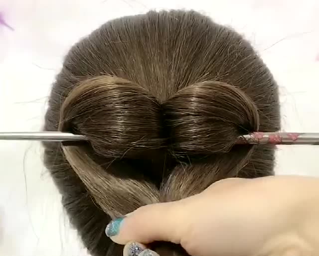 美女用一根筷子就能轻松盘发?真是太心灵手巧了!