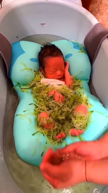 刚出生的婴儿洗澡爆红网络,这真是娃娃菜啊,妈妈都笑喷了!