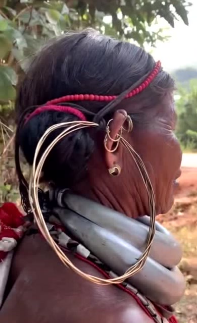 可怜的非洲女人,脖子上的圈重达7公斤,一辈子也不能摘掉!
