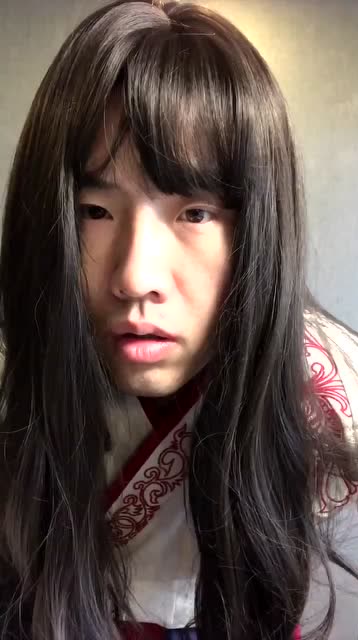 粗糙大汉模仿女生拍照,美颜滤镜开到最大,看到成品后我惊讶了!