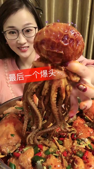 美女吃播秀:吃肚包脑