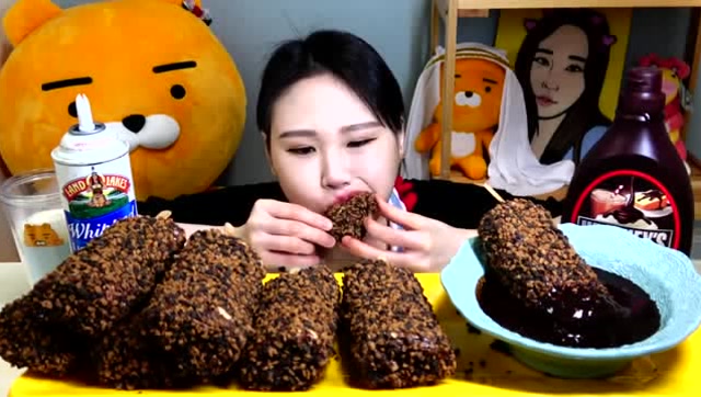 大胃王美食吃播,韩国小姐姐吃超大的巧克力棒