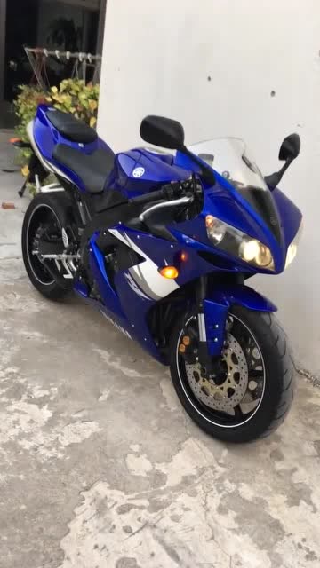 蓝色的雅马哈r1,听声浪,动力强劲!