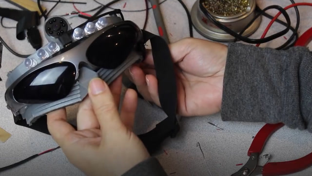 夜盲老外怕迷路,自制超专业红外夜视镜,走夜路再也不怕撞树了!