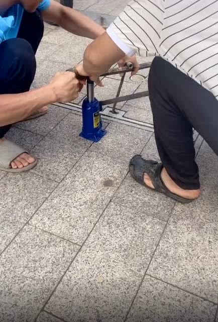 大叔是来搞笑的?掀开井盖而已,竟然还带了千斤顶
