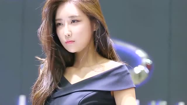 韩国顶级车模女神柳多妍,撩头发的瞬间让人眼前一亮,好迷人!