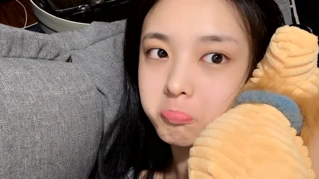 清纯可爱的小姐姐,她给我发个自拍是什么意思呢?