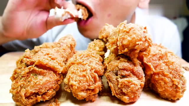 吃货小哥狂吃油炸鸡腿,嘎吱嘎吱的咀嚼声,太馋人了