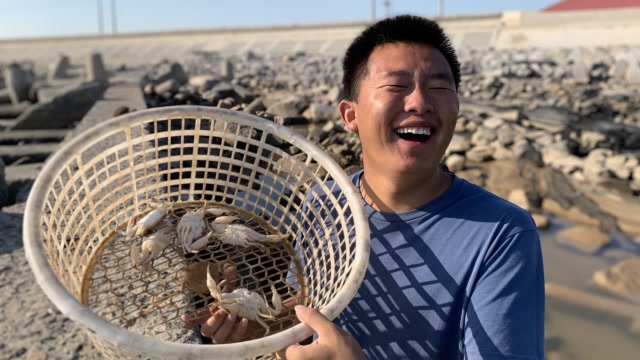 二蛋赶海意外捡到破筐!里面竟有不少海鲜,二蛋感慨自己运气爆棚