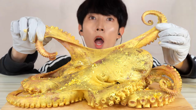 日本小哥试吃"黄金大章鱼",感觉每咬一口,都是金钱的味道!