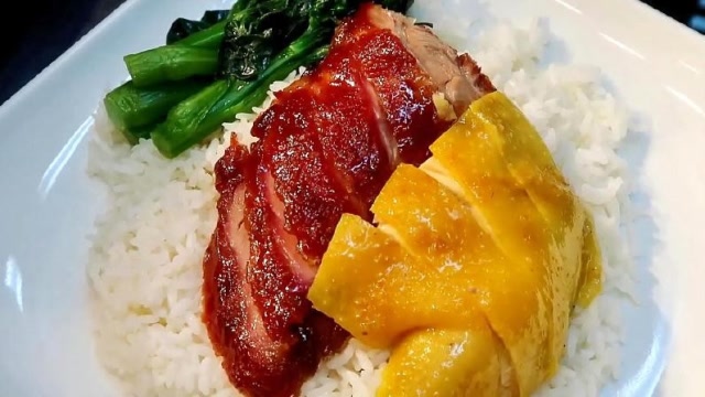 香港烧腊茶餐厅,师傅切蜜汁叉烧讲究,白切鸡修边豪爽!