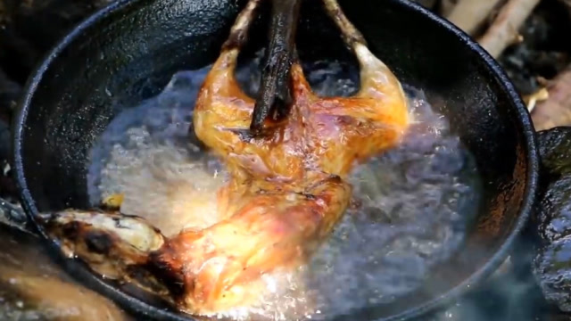 美女野外油炸老鼠看到美女的吃相网友这味道是有多香