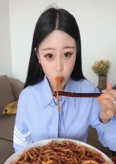 吃播小姐姐自己diy美食,吃迪丽热巴最爱的新疆爆辣米粉