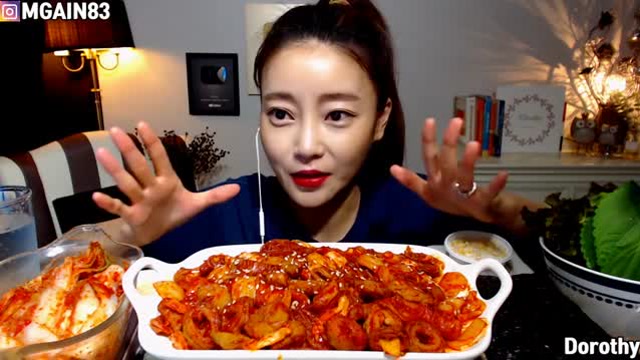 韩国大胃王吃播视频:dorothy欧尼 牛杂炖粉条