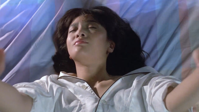 女鬼附身在女人的身体里,女人的丈夫回来不听她解释将她推倒