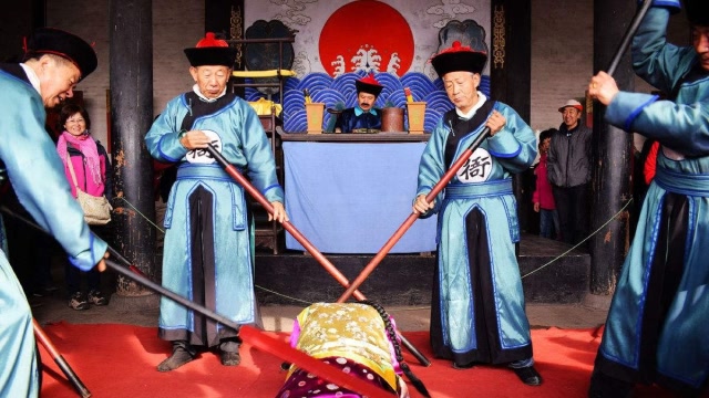 古代押送流放的犯人,路途遥远还危险,为何衙役们却抢着要干?