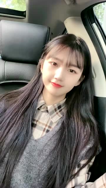 小姐姐秀自拍,样子你们就说美不美吧?