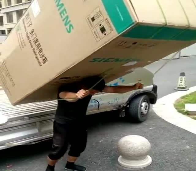 这就是生活的压力,单人扛起上百斤重物,老板直接涨了工资!