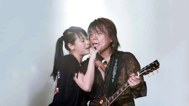 伍佰刘若英罕见合体,同台演绎《浪人情歌》,好听又般配