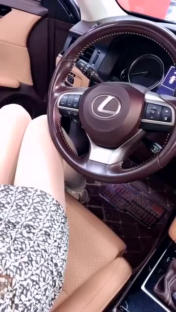 副驾驶的美女小姐姐说什么都不肯下来了,太舒服了