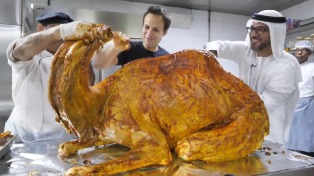 迪拜土豪们的盛宴,每桌一只烤骆驼,网友:贫穷限制了我的想象