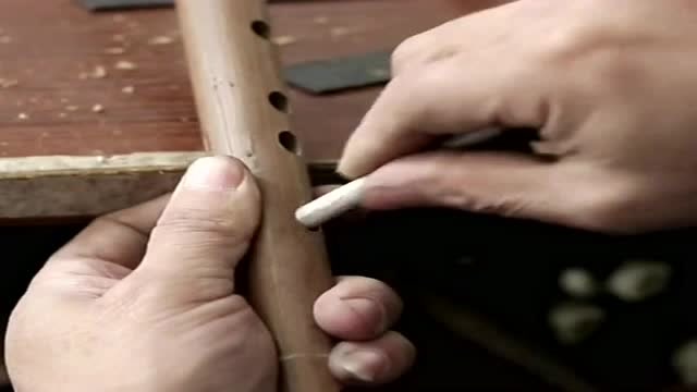笛子贵是有原因的,在制作的过程中,不得有一丝马虎!