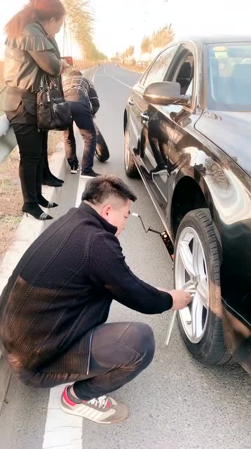 豪車半路拋錨,車主下車換備胎被嘲笑,豪車的備胎也小一號?