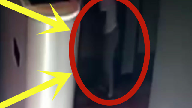 女子低头上厕所,竟遭遇小伙"巧玩鬼手"吓得提裤就跑!