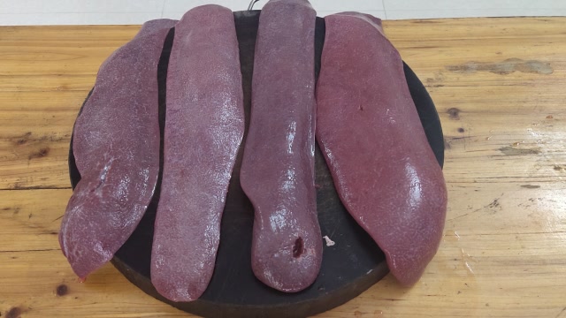 猪连铁这样吃才叫爽花了8元买了4根爆炒一大锅下酒真过瘾