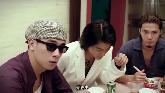 古惑仔3山鸡陈浩南吃饭,一桌子混混却只有一盘菜,寒酸