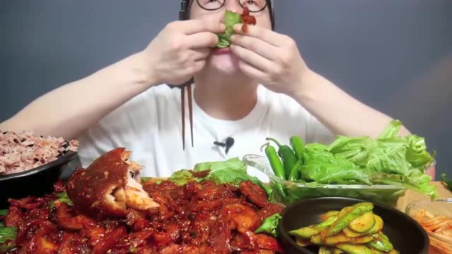 吃播:韩国大胃王小哥吃烤肉大餐,烤肉配青菜吃很过瘾