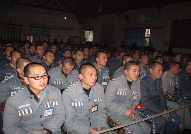 监狱服刑的犯人得了重大疾病后,家人不愿治疗,监狱会怎么办?