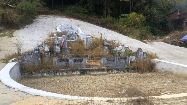 广东农村路边发现一块古墓,u字型,车流滚滚就不怕被打扰吗?