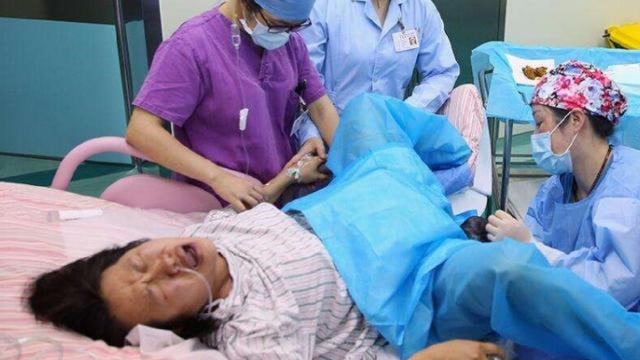 地表最强产妇!孕妇当街分娩,生完孩子后抱娃拎菜直接回家