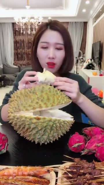 小姐姐暴力开榴莲,为了美食拼了!