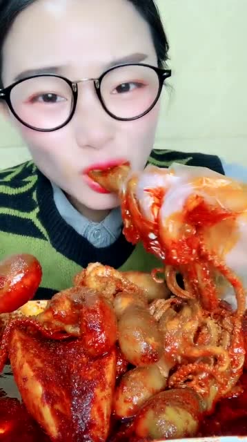 吃播姑娘:直播吃八爪鱼,上面一层辣椒,看着好过瘾!