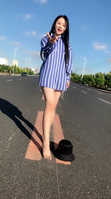 小姐姐长相俊俏气质美人光脚在马路上唱歌这也太危险了吧