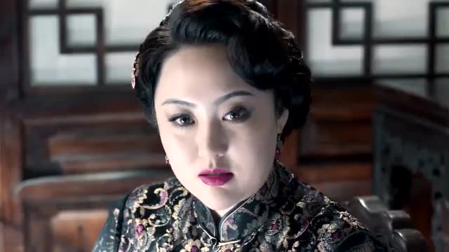 《老酒馆》老警察从鞋垫发现端疑,杨家二姨太肯定有事