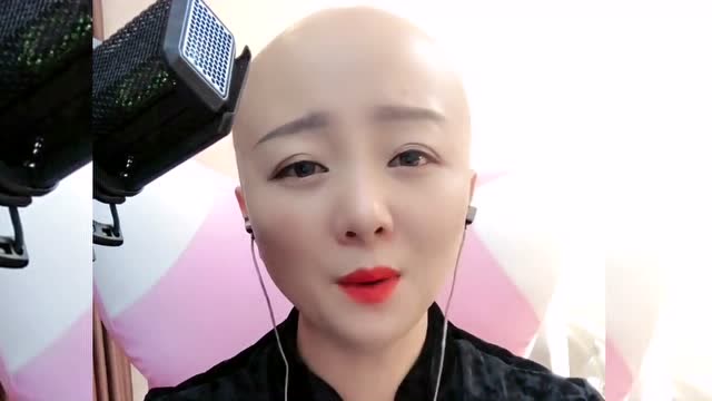 光头美女演唱歌曲,唱得挺好听,就是不怎么听得懂!