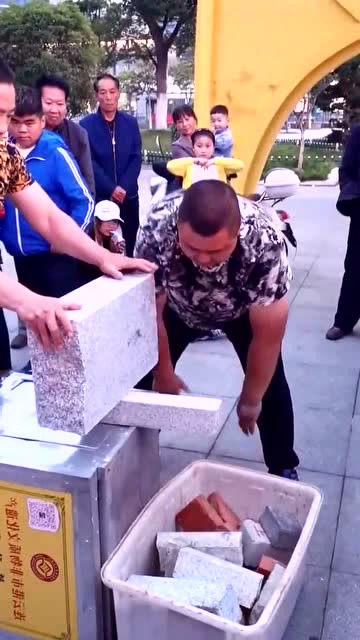 大师现场表演空手劈砖,这表现得也太轻松了吧