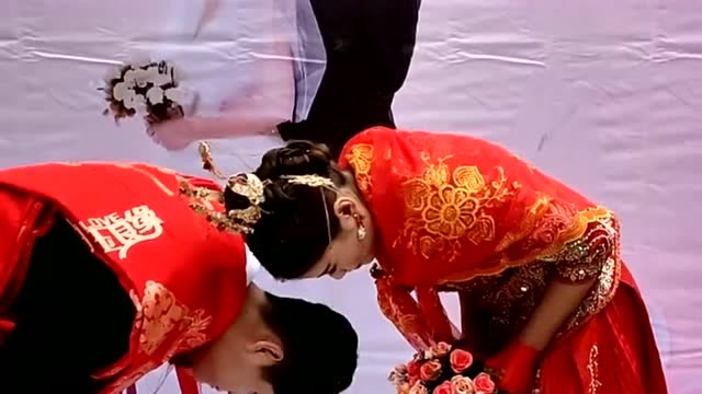 搞笑夫妻拜堂,没想到他们居然这样做了,惹得亲戚朋友哈哈大笑!